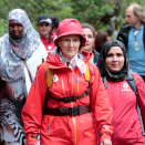 24. august: Dronningen drar på skogstur i Drammen sammen med en stor gruppe turglade kvinner med innvandrerbakgrunn. Foto: Lise Åserud, NTB scanpix.
